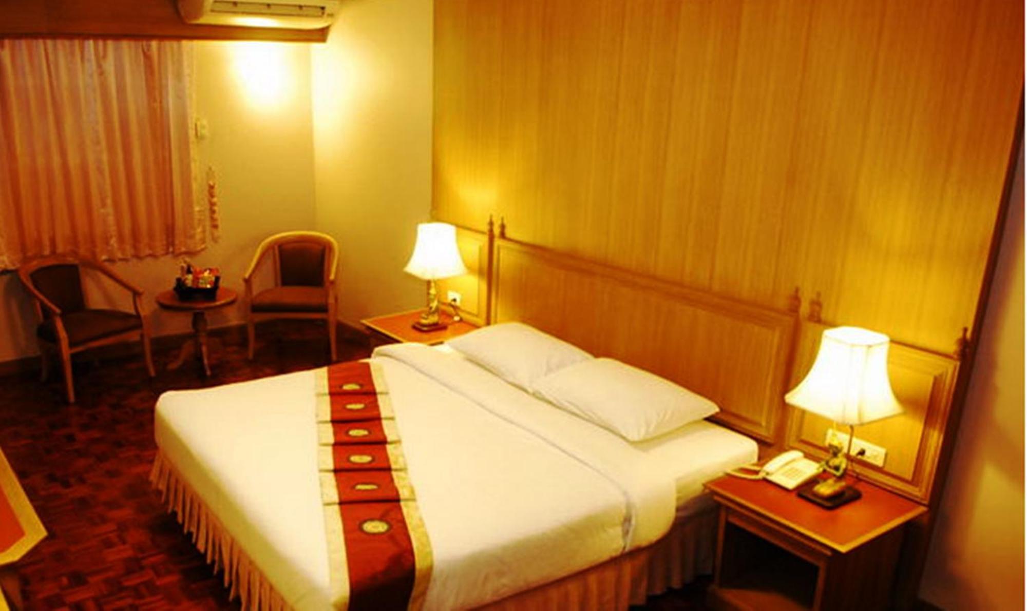 Silom Village Inn Bangkok Zewnętrze zdjęcie